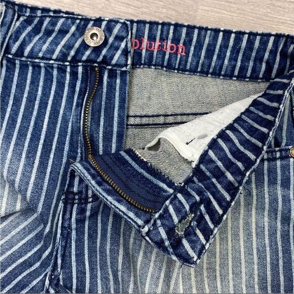 Freestyle Revolution Pinstriped Raw Hem High Rise Jean Shorts Juniors 7 - Picture 5 of 10